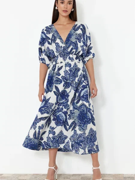 Rochie Trendyol cu model floral de costum albastru