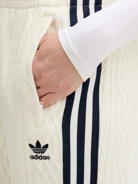 Спортивні штани adidas Originals з аплікацією бежевий