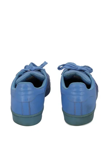 Sneakerși Adidas Pharrell Williams din piele cu dungi albastru