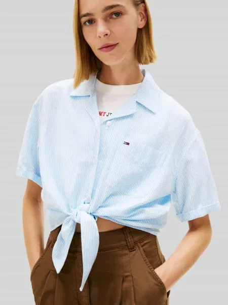 Bluzka lniana o kroju regular fit z mieszanki lnu z wiązanym detalem Tommy Jeans niebieska