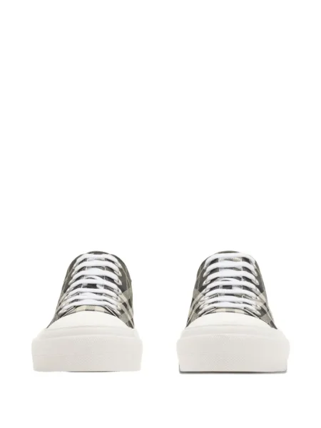 Sneakerși Burberry în carouri maro