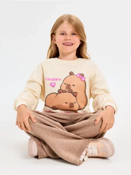 Sinsay Mikina s kulatým výstřihem s potiskem Capybara krémová