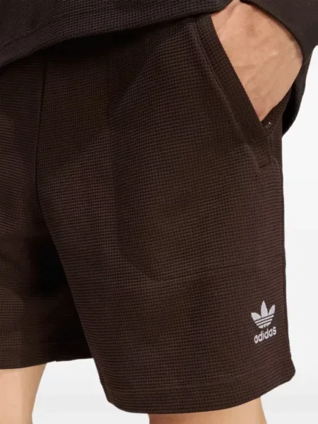 Lung pantaloni scurți Adidas din piele cu buline maro
