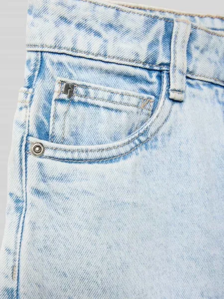 Szorty bermudy o kroju straight fit z naszywką z logo Garcia
