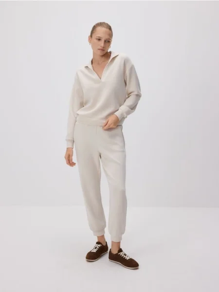 Reserved Pantaloni de trening din modal bej