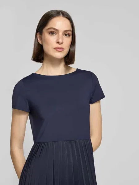 Sukienka midi z plisowanie obszycie Christian Berg Woman Selection granatowa