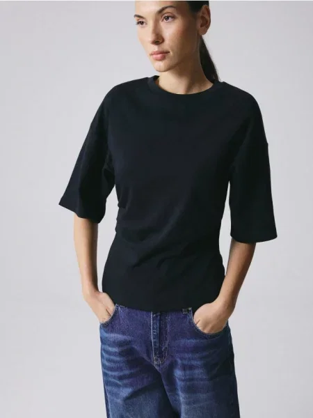 Reserved Tricou cu conținut ridicat de și fronseuri negru