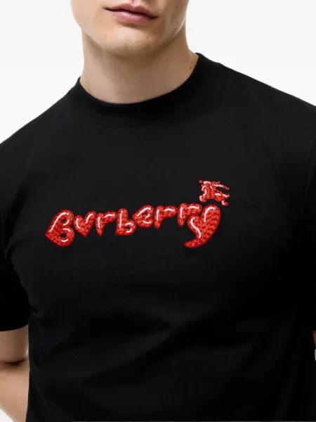 Тениска Burberry със сърца с автограф черно