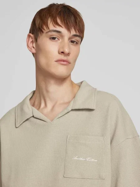 Koszulka polo o kroju oversized z dekoltem w serek Another Cotton Lab białe