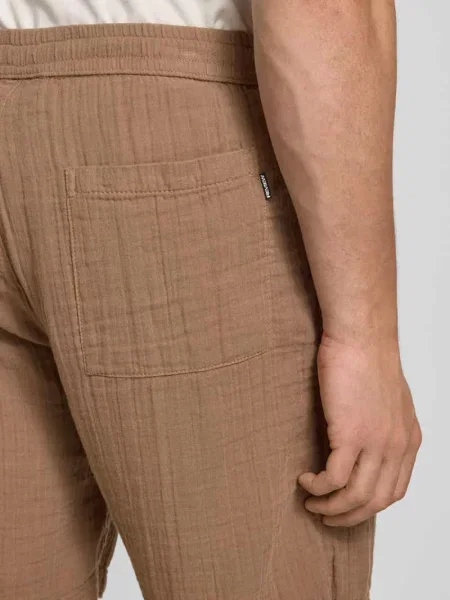 Szorty o kroju regular fit z muślinu Review brązowe