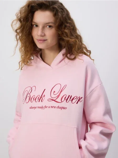 Reserved Mikina s kapucňou a vyšívaným nápisom pastelová ružová
