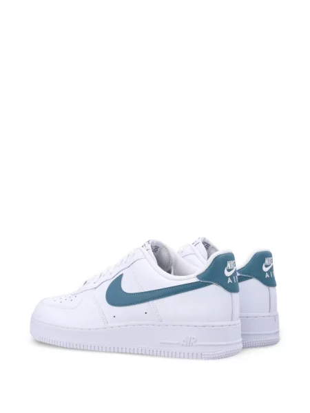 Sneakerși Nike Vomero cu model leopard din piele de căprioară roșu