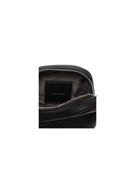 Ľadvinka Calvin Klein Emblem Aop Emboss Slim Reporter čierna