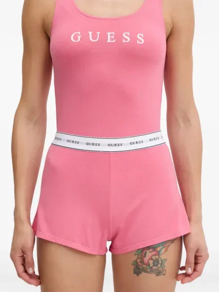 Pijamale Guess cu imagine roz