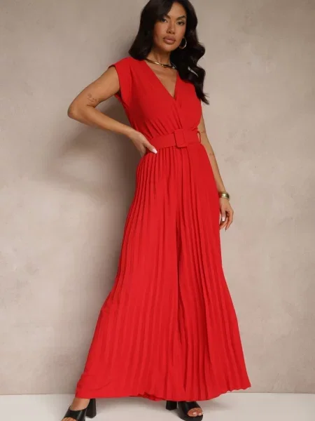 Kopertowy Kombinezon Wide Leg Zdobiony Plisami i z Klamrą Salirella czerwony