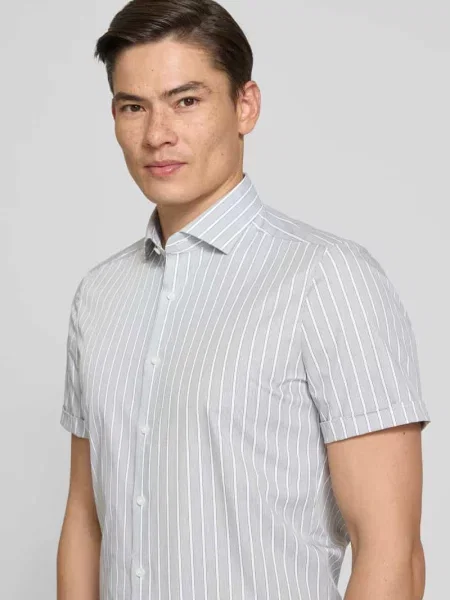 Koszula biznesowa o kroju slim fit z blokowymi pasami i kołnierzykiem typu kent Olymp Level 5 zielona
