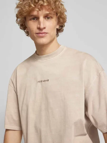 T-shirt o pudełkowym kroju z wyhaftowanym logo Pegador beżowa