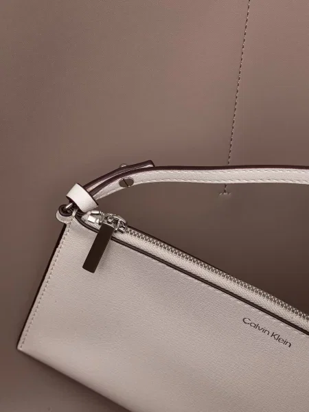 Táska Calvin Klein Foil Logo Tote W/Pouch fehér