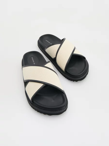 Тапочки Reserved с ремешками черные