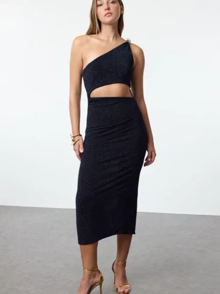 Sukienka wieczorowa Trendyol w wężowy wzór garniturowa czarna