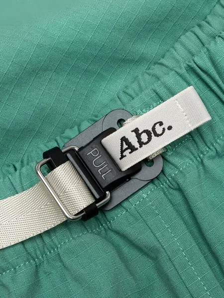Pantaloni scurți Advisory Board Crystals cu cataramă de cristal verde