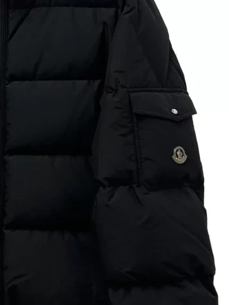 Μικρός πουπουλένιο μπουφάν Moncler με κουκούλα μαύρο