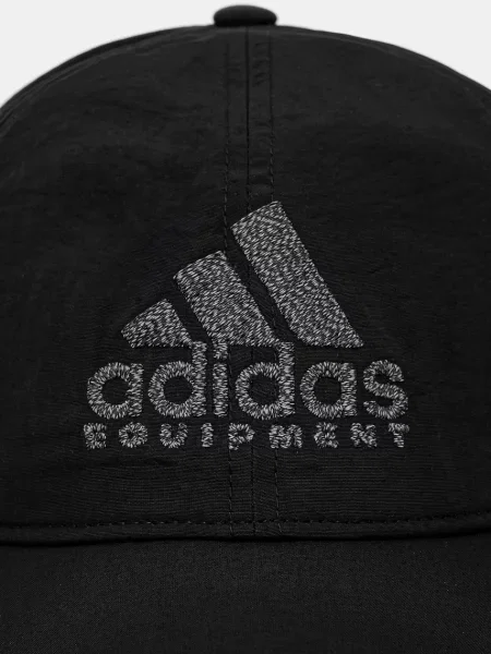 Kšiltovka Adidas Originals s aplikacemi černá