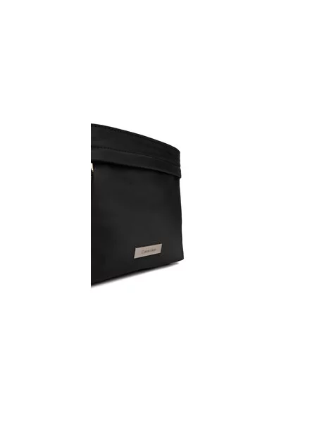 Calvin Klein Torbica za okrog pasu Sleek Slim Flatpack črna