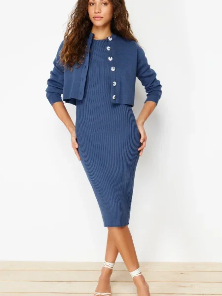 Dzianinowa sukienka midi Trendyol niebieska