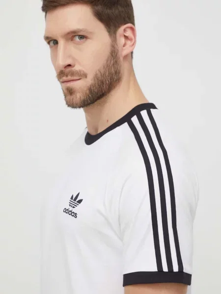 Тениска adidas Originals бяло с десен