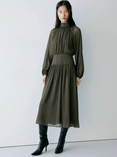 Sukienka w groszki z marszczonym panelem khaki Kobieta XS MANGO