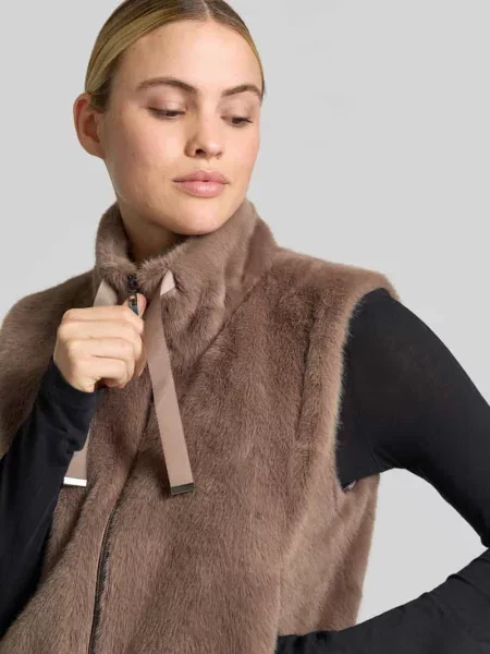 Kamizelka o kroju regular fit ze sztucznego futra Monari