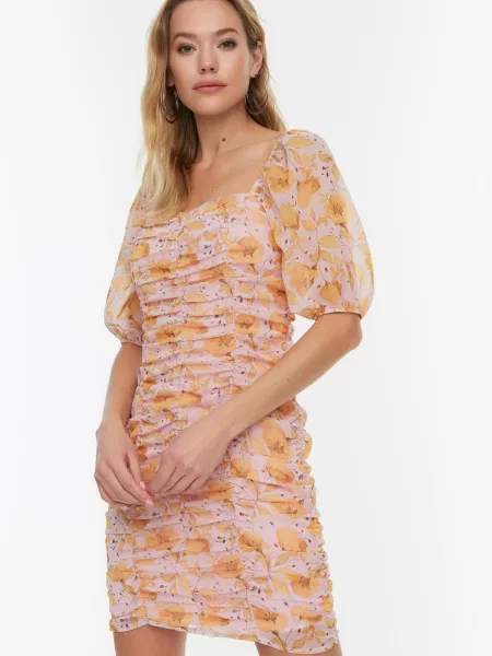Sukienka Trendyol w kwiatki z nadrukiem drapowana pomarańczowa