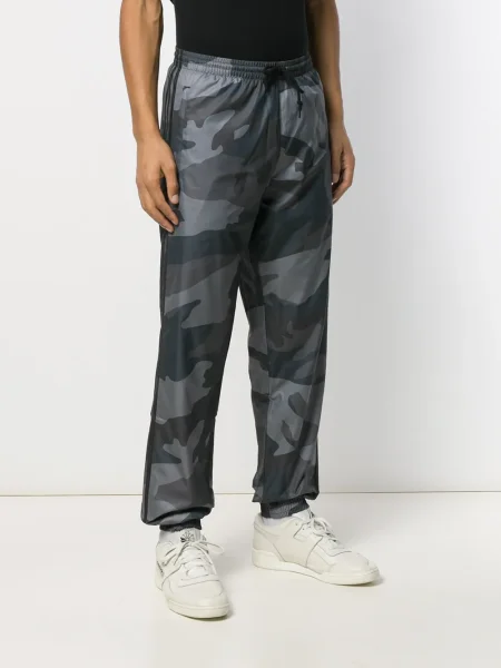 Pantaloni Adidas cu model camuflaj alergare gri