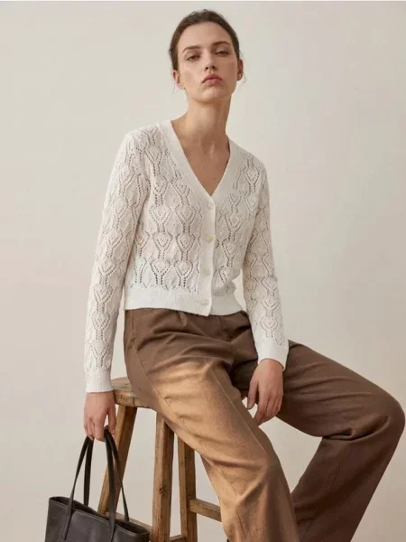 Ажурний кардиган з V-подібним вирізом на ґудзиках білий