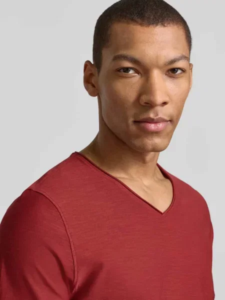 T-shirt z dekoltem w serek Mcneal