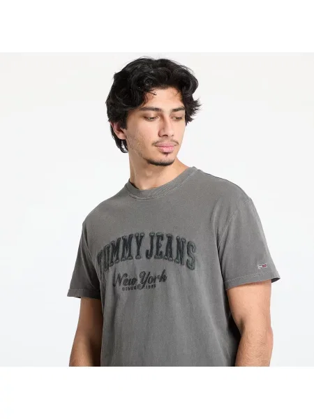 Тениска Tommy Jeans сиво с апликация черно