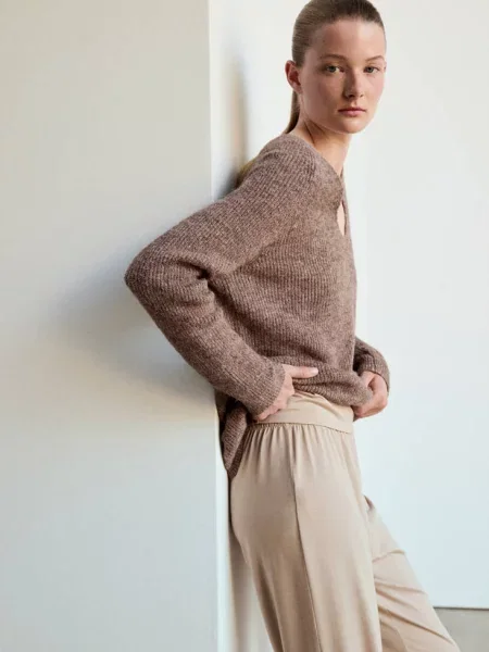 Sweter oversize z dekoltem w serek średni Kobieta S MANGO brązowy