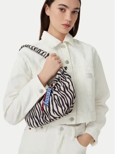Privjesak Tommy Jeans sa zebra printom crna