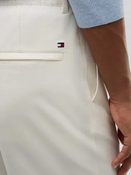 Сhinosy Tommy Hilfiger z autografem białe