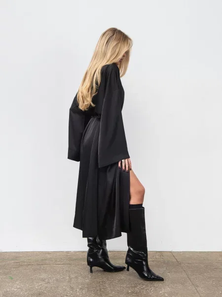 Атласная блузка ромашка черная