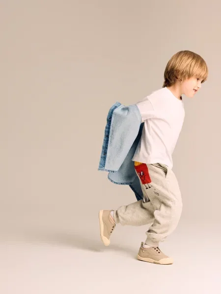 Reserved Pantaloni de trening cu aplicație deschis gri