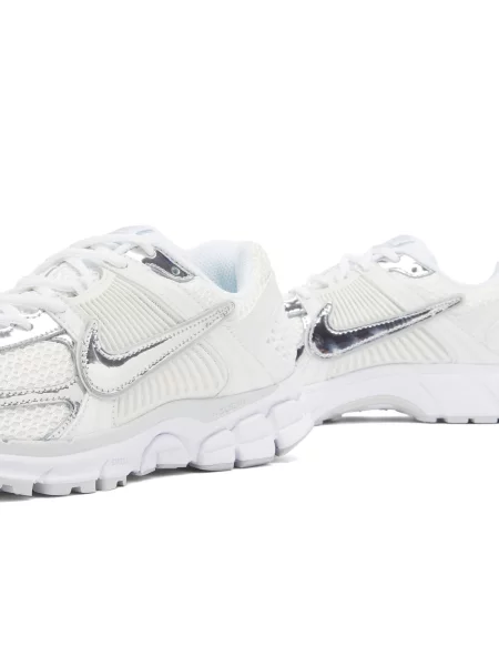 Sneakersy Nike Vomero białe