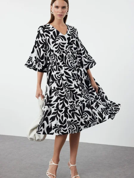 Rochie Trendyol cu model floral cu decolteu în V de costum negru