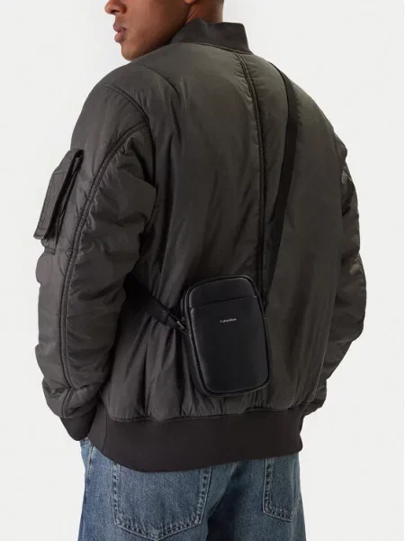 Calvin Klein Torbica za okrog pasu Raised Slim Reporter črna