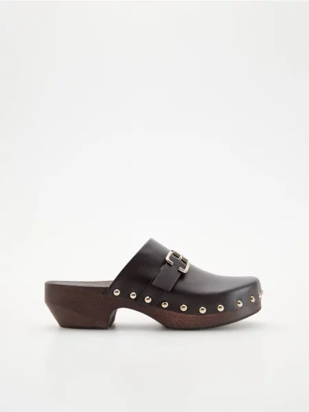 Шлепанцы Reserved с шипами коричневые