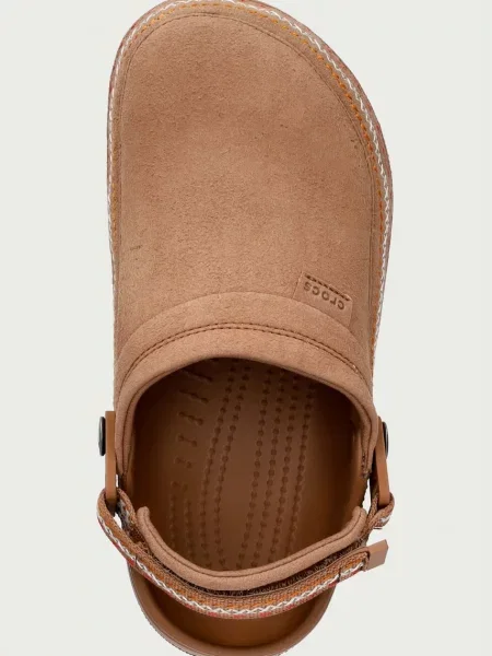 Szarvasbőr klasszikus félcipő Crocs barna
