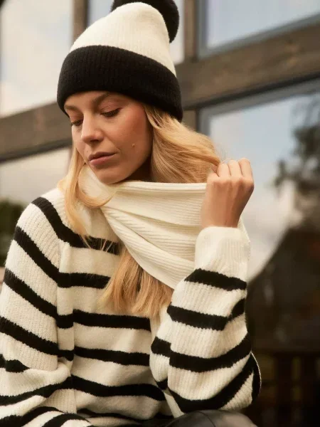 Pulover Marisse cu perle cu dungi cu decolteu rotund negru