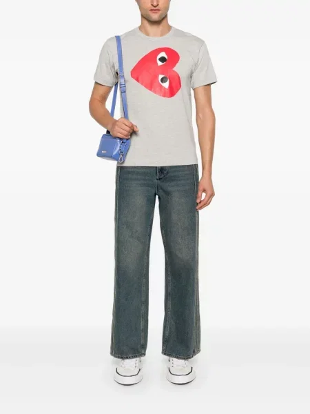 Tricou Comme Des Garcons Play cu imagine cu motiv cu inimi gri