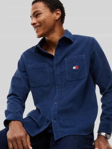 Koszula sztruksowa o kroju regular fit z naszywką z logo Tommy Jeans granatowa